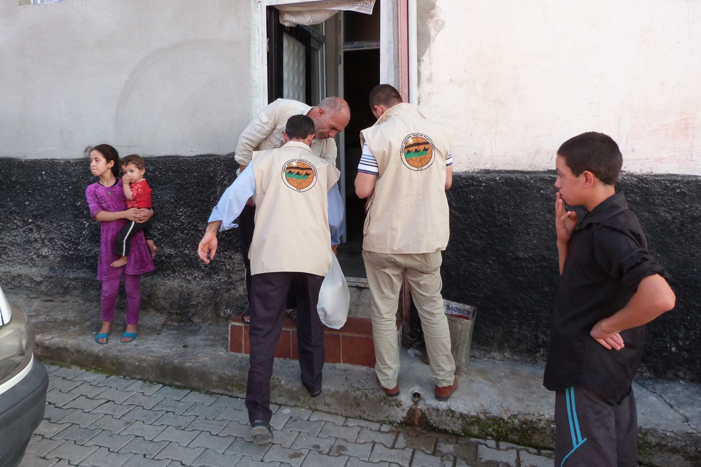 Uhuvvet-Der Birecik’te 30 aileye gıda yardımı yaptı